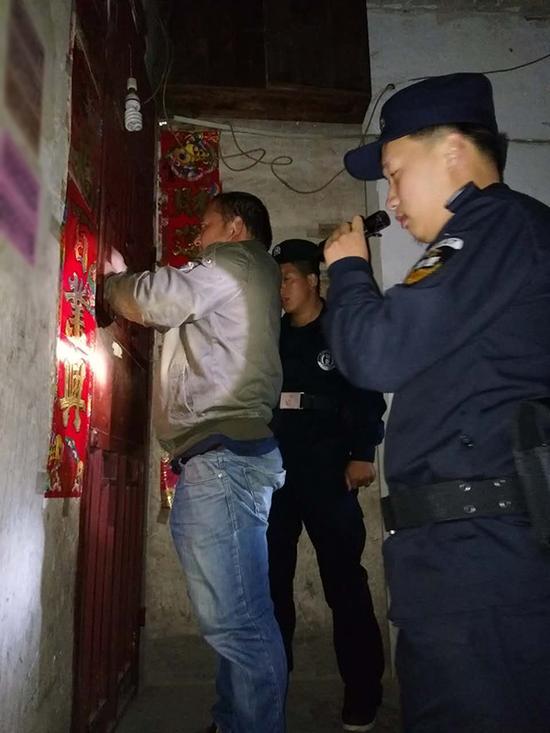 普坪镇粗心妈妈误将幼女锁家中 民警全城寻开锁师傅开门