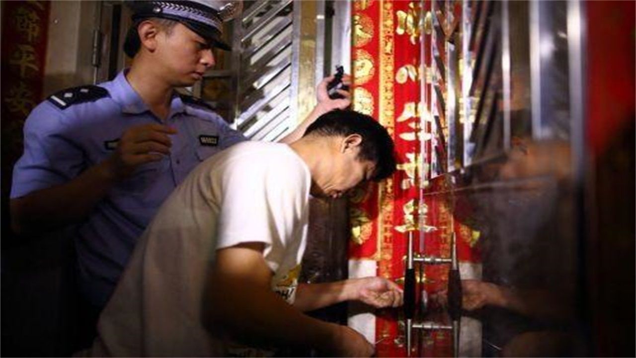 普坪镇请开锁师傅开了锁后，师傅为什么一般都不进门，就算主人请也不进去？